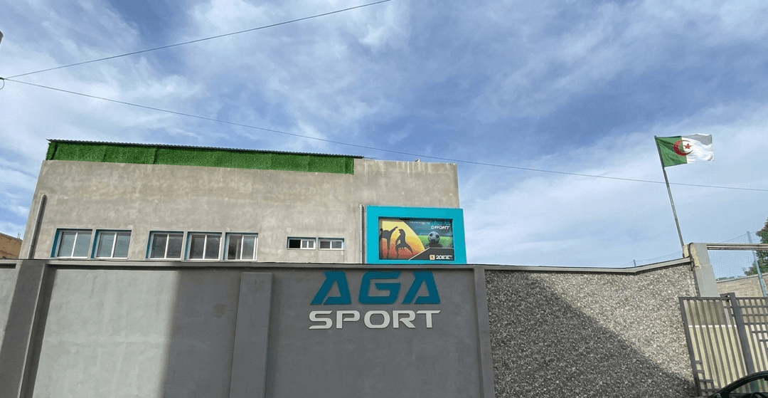 Aga Sport de face